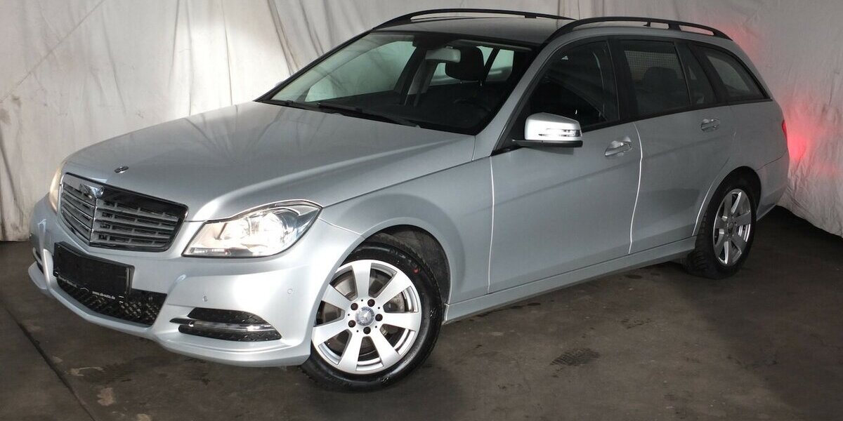 Mercedes-Benz C 180 T CGI BE AUTOM NAVI AHK PARCTRONIC SHZ 149.785 km 11.908 &euro; Köln 50858