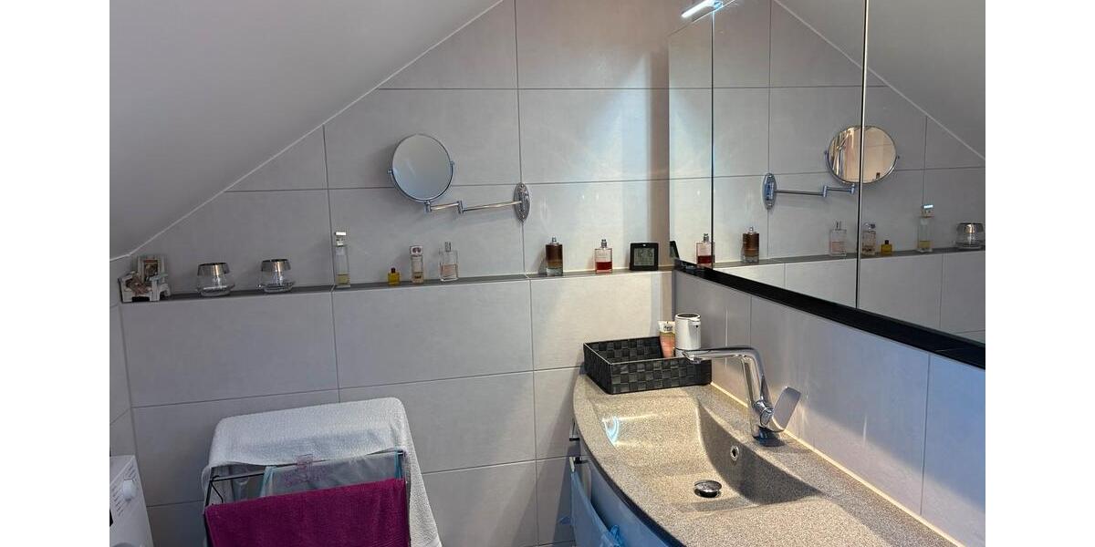 Dachgeschoßwohnung Elsdorf - 3 Zimmer, 120 m&sup2;, 1.500&euro; | Angebot:25103880