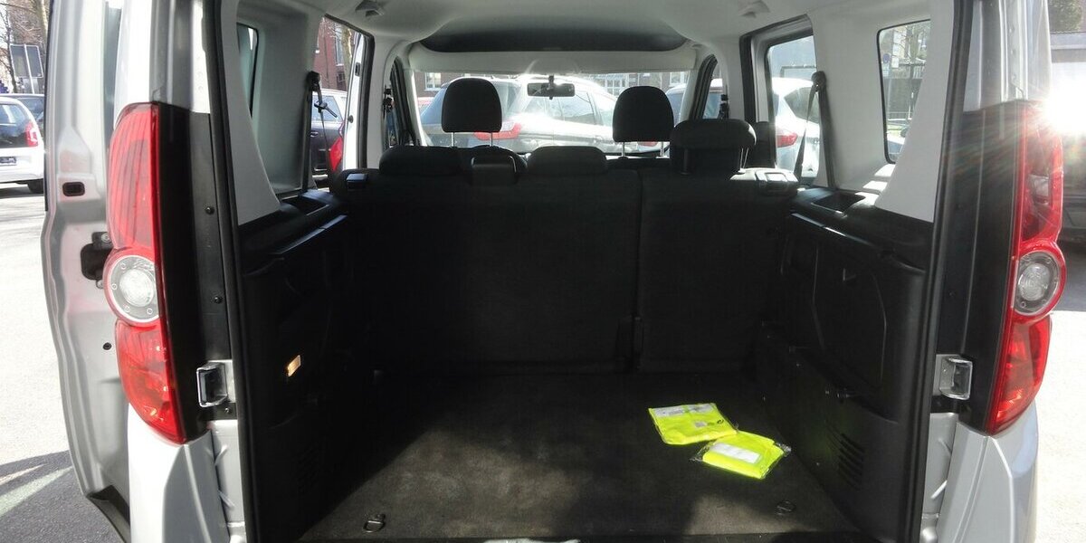 Opel Combo Edition 1,6 d Klima PDC SHZ AHK 5Sitzer 124.000 km 5.999 &euro; Neuss 41462