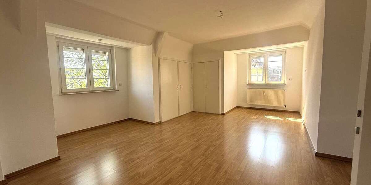 Etagenwohnung Frechen - 5 Zimmer, 166 m&sup2;, 1.700&euro; | Angebot:26339711