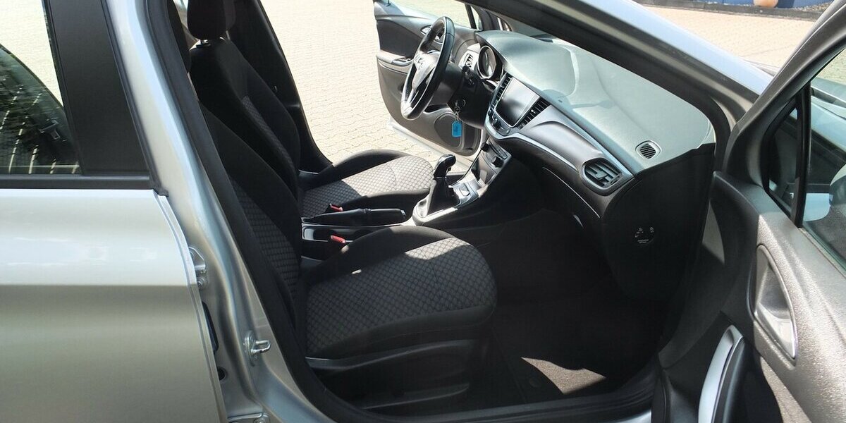 Opel Astra EDITION NAVI KLIMA TEMPOMAT BLUETOOTH 99.125 km 8.908 &euro; Köln 50858