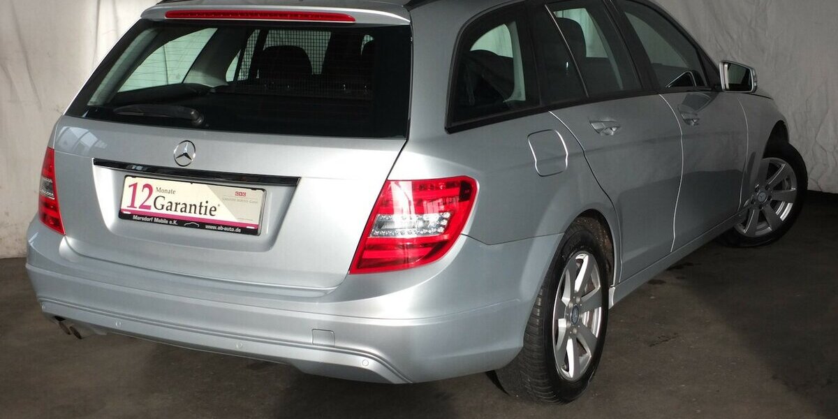 Mercedes-Benz C 180 T CGI BE AUTOM NAVI AHK PARCTRONIC SHZ 149.785 km 11.908 &euro; Köln 50858