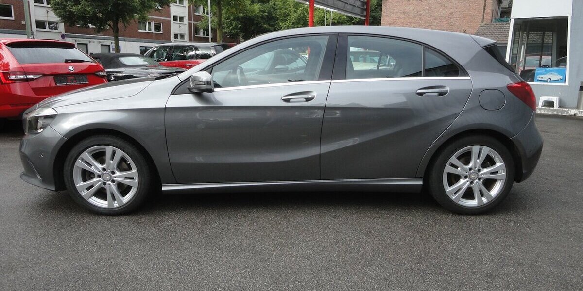Mercedes-Benz A 180 Urban Autom.Navi Klima PDC SHZ 2.Hd S.Heft 69.000 km 15.999 &euro; Neuss 41462