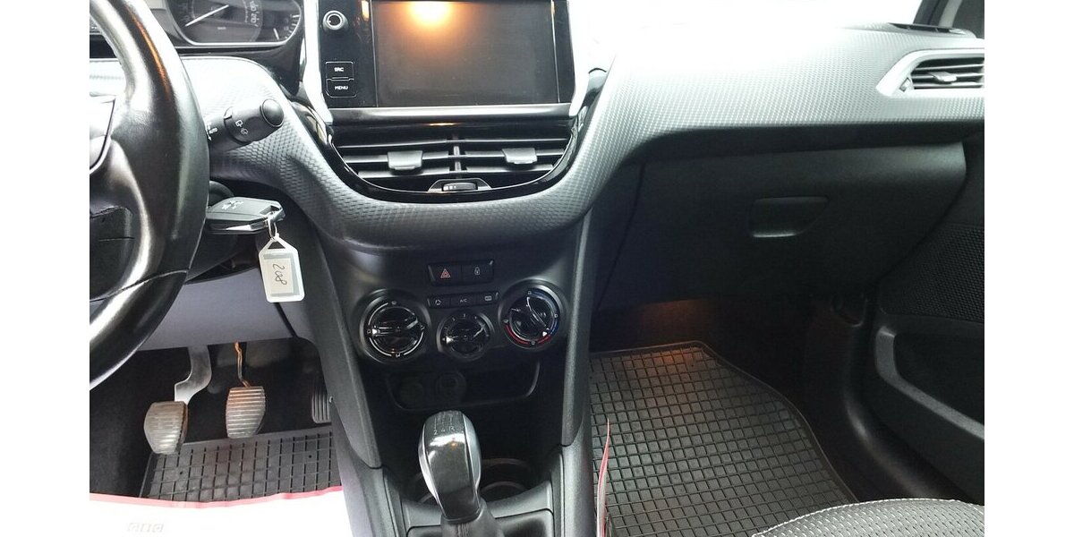 Peugeot 208 1.2 PURE TECH ALLURE KLIMA PDC SHZ SPORT LMF 98.599 km 7.500 &euro; Köln 50858