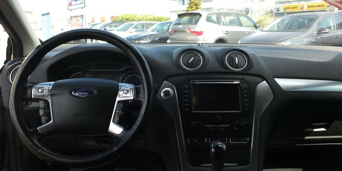 Ford Mondeo 2.0TDCi BUSINESS NAVI XENON PDC AHK BLUETOO 143.215 km 9.908 &euro; Köln 50858
