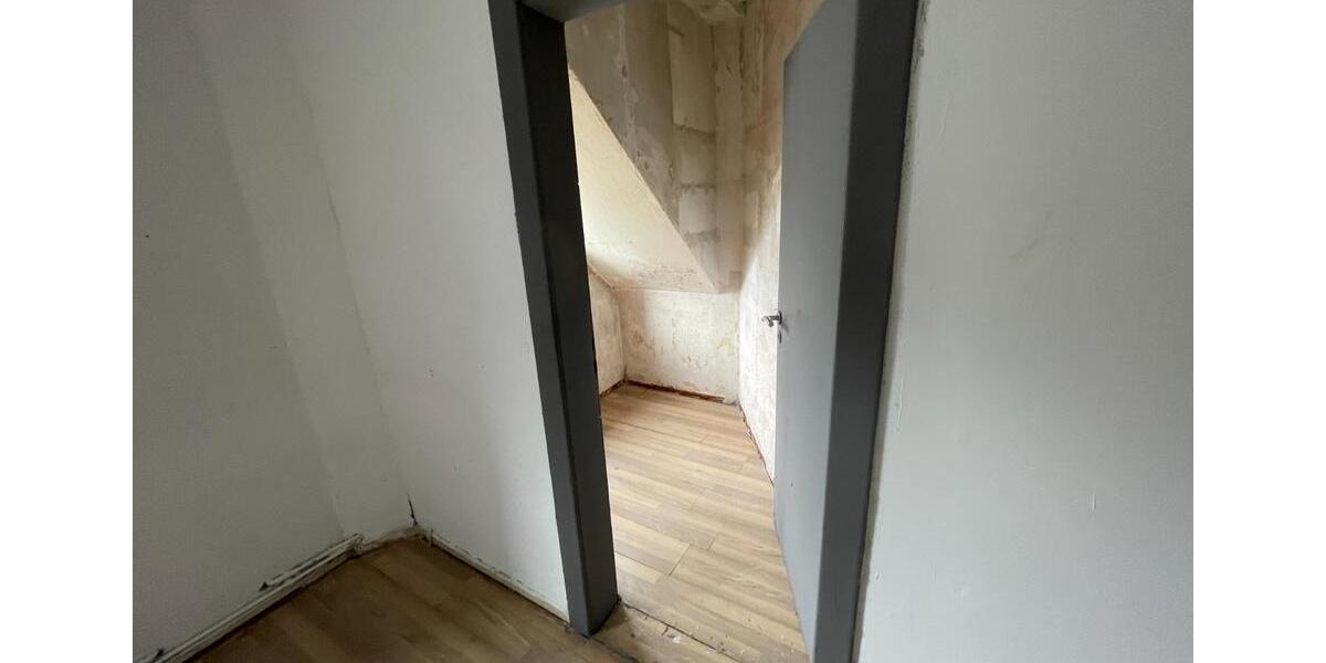 Etagenwohnung Remscheid - 7 Zimmer, 150 m&sup2;, 1.400&euro; | Angebot:25590552