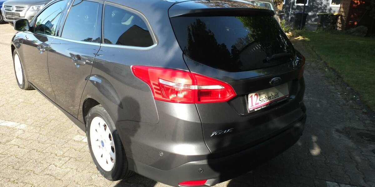Ford Focus TITANIUM NAVI KLIMAAUTOMATIK EINPARKHILFE 134.288 km 7.798 &euro; Köln 50858