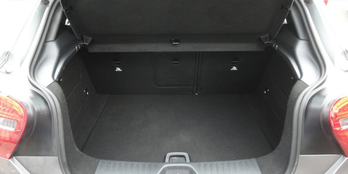 Mercedes-Benz A 180 Urban Autom.Navi Klima PDC SHZ 2.Hd S.Heft 69.000 km 15.999 &euro; Neuss 41462