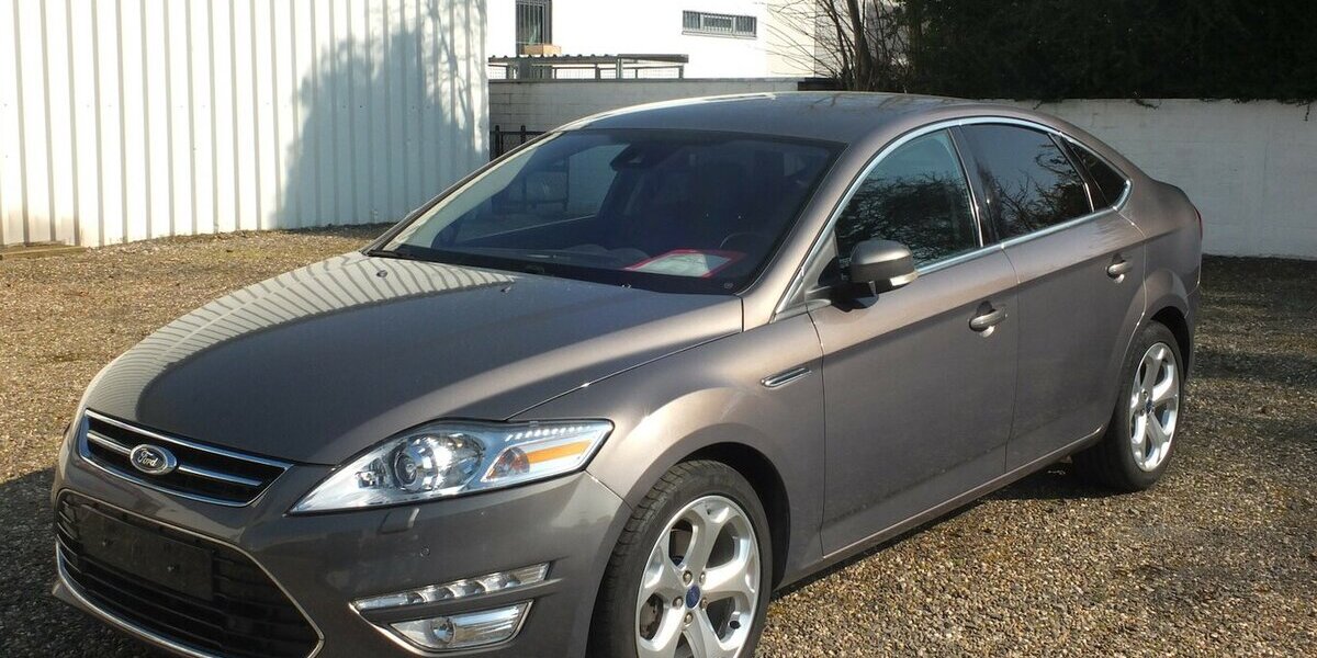 Ford Mondeo 2.0TDCi BUSINESS NAVI XENON PDC AHK BLUETOO 143.215 km 9.908 &euro; Köln 50858