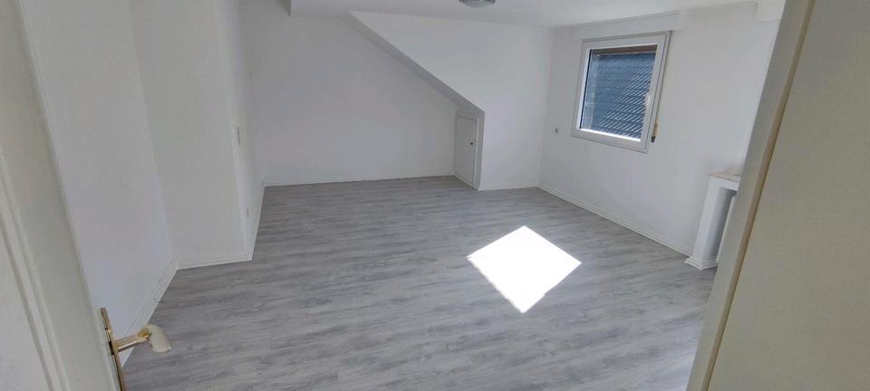 Dachgeschoßwohnung Solingen Central - 2.5 Zimmer, 75 m&sup2;, 890&euro; | Angebot:26652888