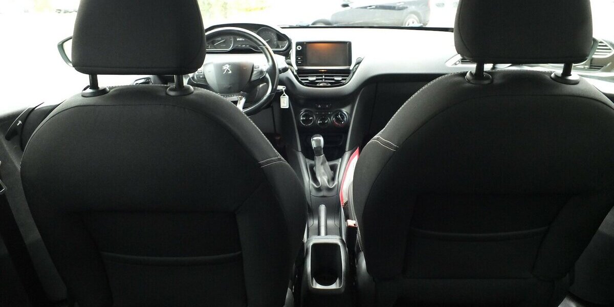 Peugeot 208 1.2 PURE TECH ALLURE KLIMA PDC SHZ SPORT LMF 98.599 km 7.500 &euro; Köln 50858