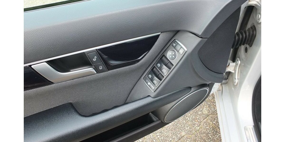 Mercedes-Benz C 180 T CGI BE AUTOM NAVI AHK PARCTRONIC SHZ 149.785 km 11.908 &euro; Köln 50858