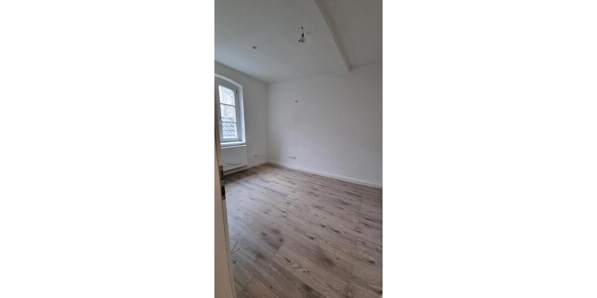 Etagenwohnung Neuss - 5 Zimmer, 120 m&sup2;, 450&euro; | Angebot:25616685