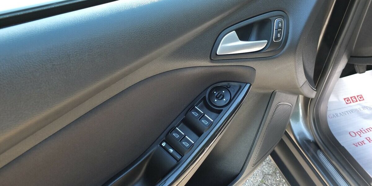 Ford Focus TITANIUM NAVI KLIMAAUTOMATIK EINPARKHILFE 134.288 km 7.798 &euro; Köln 50858