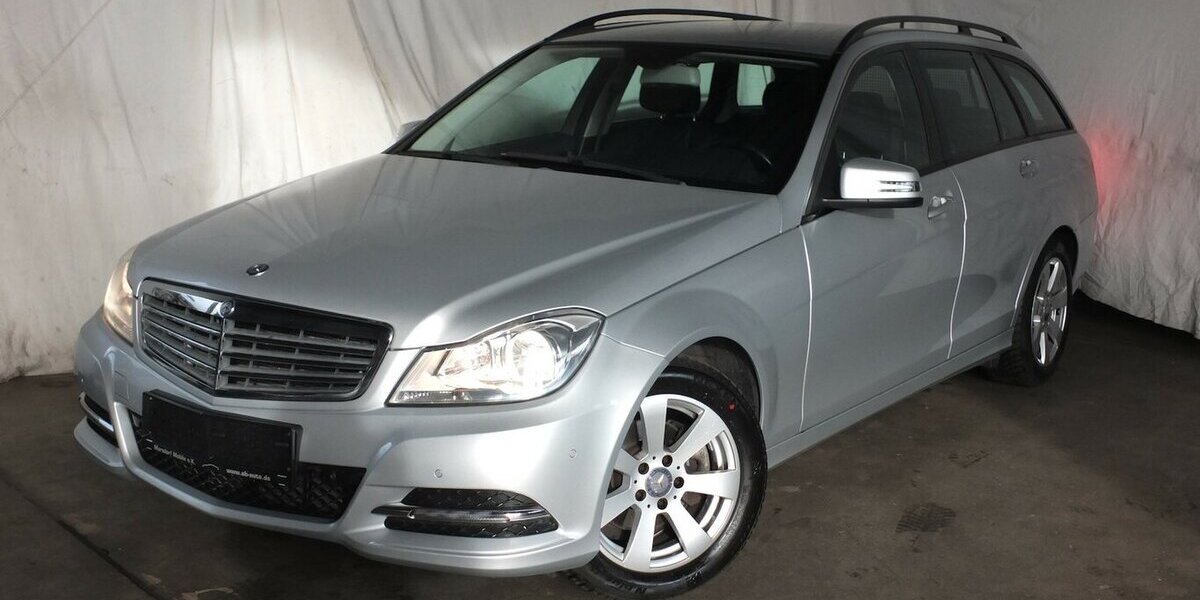 Mercedes-Benz C 180 T CGI BE AUTOM NAVI AHK PARCTRONIC SHZ 149.785 km 11.908 &euro; Köln 50858