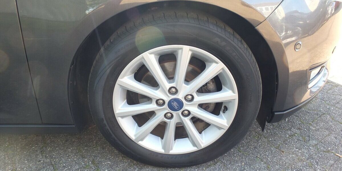 Ford Focus TITANIUM NAVI KLIMAAUTOMATIK EINPARKHILFE 134.288 km 7.798 &euro; Köln 50858