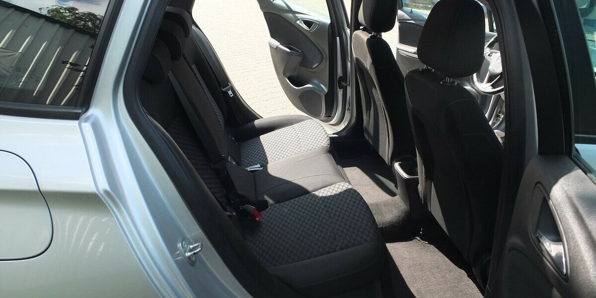 Opel Astra EDITION NAVI KLIMA TEMPOMAT BLUETOOTH 99.125 km 8.908 &euro; Köln 50858