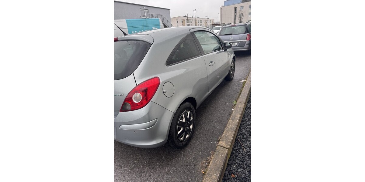 Opel Corsa D 135.201 km 3.290 &euro; Düsseldorf 40213