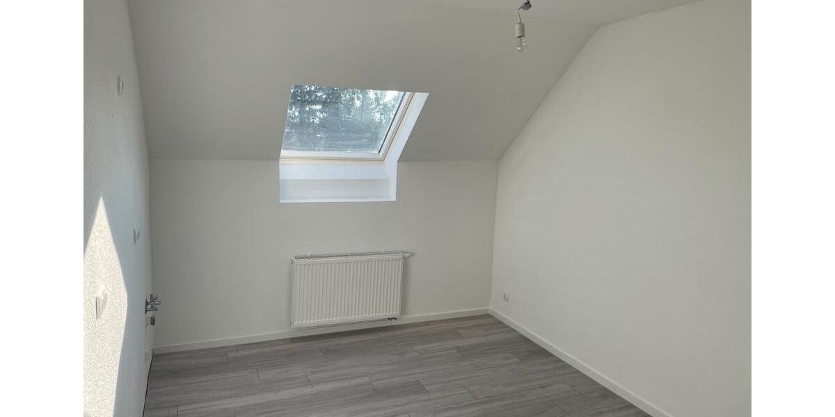Dachgeschoßwohnung Solingen Aufderhöhe - 4 Zimmer, 80 m&sup2;, 950&euro; | Angebot:25755324