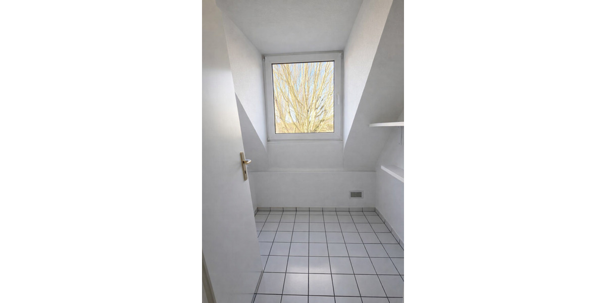 Dachgeschoßwohnung Düsseldorf Stadtbezirk 8 - 2.5 Zimmer, 84 m&sup2;, 1.190&euro; | Angebot:25860109