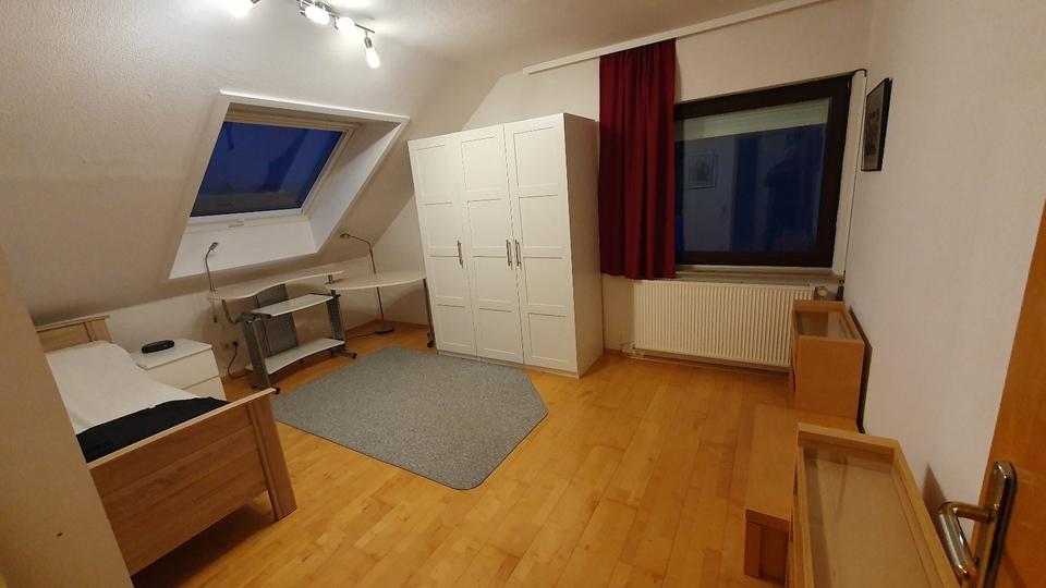 Dachgeschoßwohnung Bergisch Gladbach - 3 Zimmer, 90 m&sup2;, 1.250&euro; | Angebot:22460035