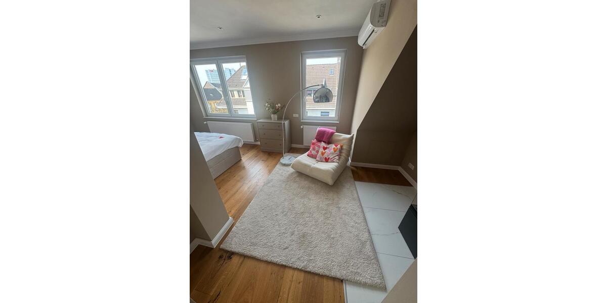 Dachgeschoßwohnung Düsseldorf Stadtbezirk 3 - 5 Zimmer, 140 m&sup2;, 3.500&euro; | Angebot:25941058