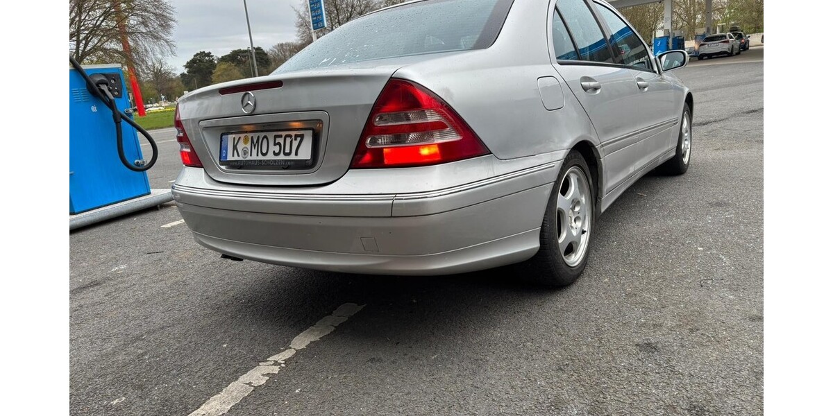 Mercedes-Benz 240 263.990 km 2.800 &euro; Köln 50667