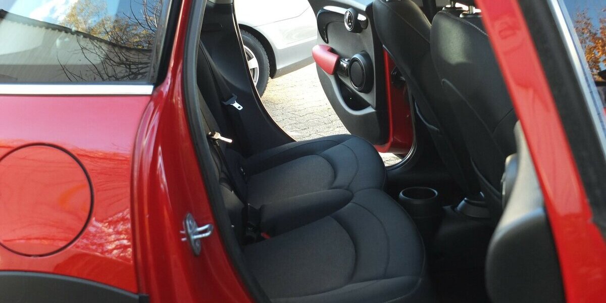 Mini ONE NAVI KLIMAAUT ROTMETALLIC PDC 5-TÜRIG 108.788 km 9.904 &euro; Köln 50858