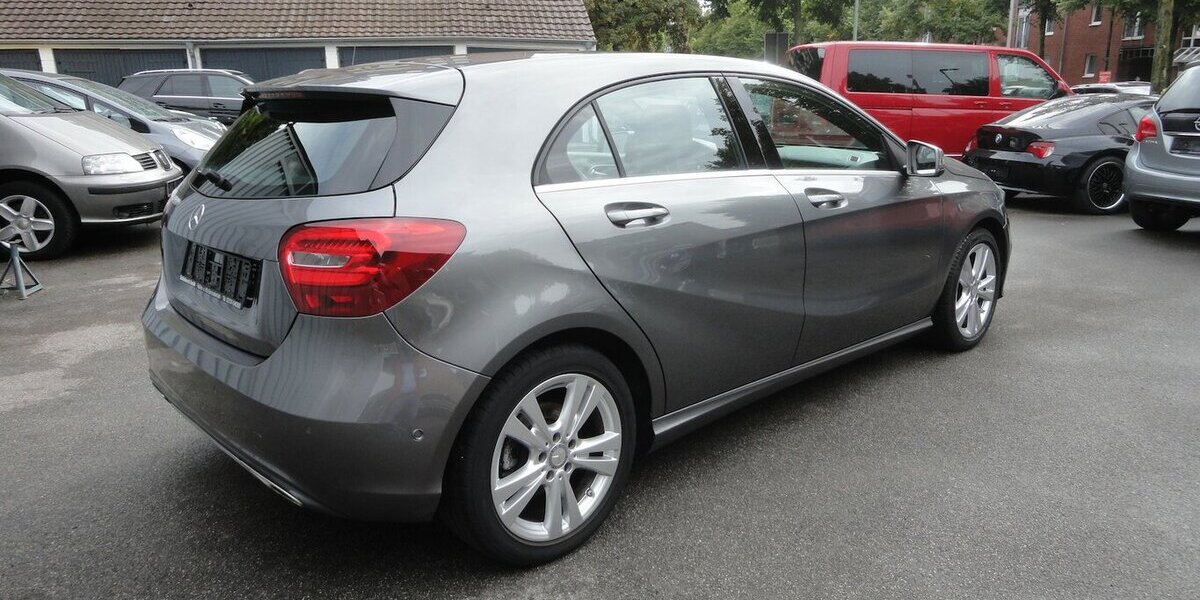 Mercedes-Benz A 180 Urban Autom.Navi Klima PDC SHZ 2.Hd S.Heft 69.000 km 15.999 &euro; Neuss 41462