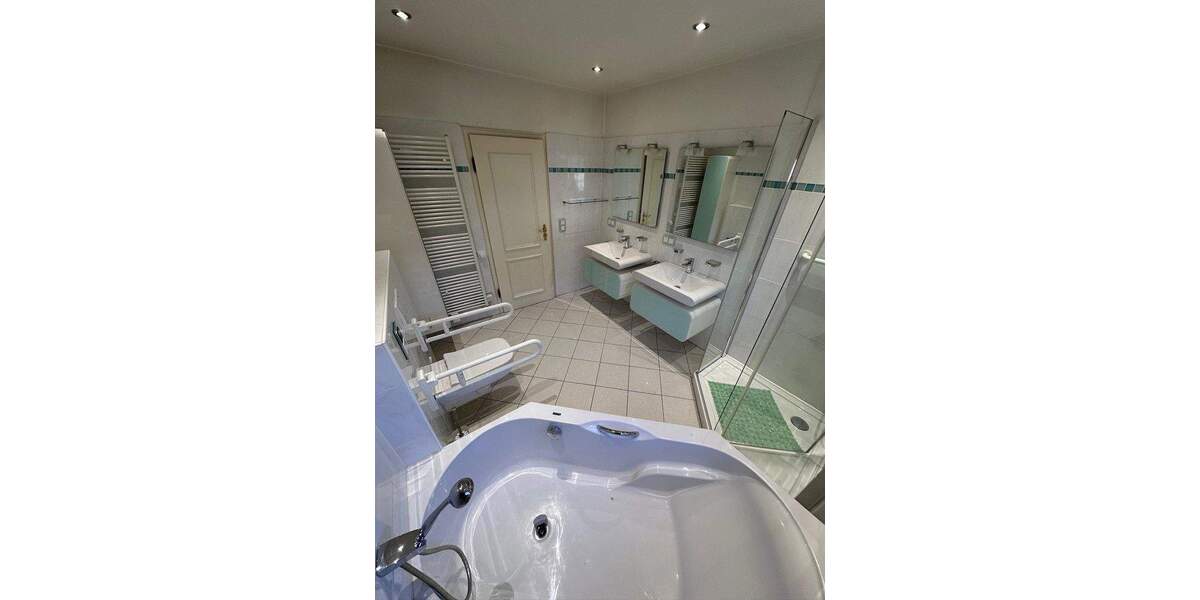 Bungalow Solingen Gräfrath - 6 Zimmer, 236 m&sup2;, 675.000&euro; | Angebot:25755949