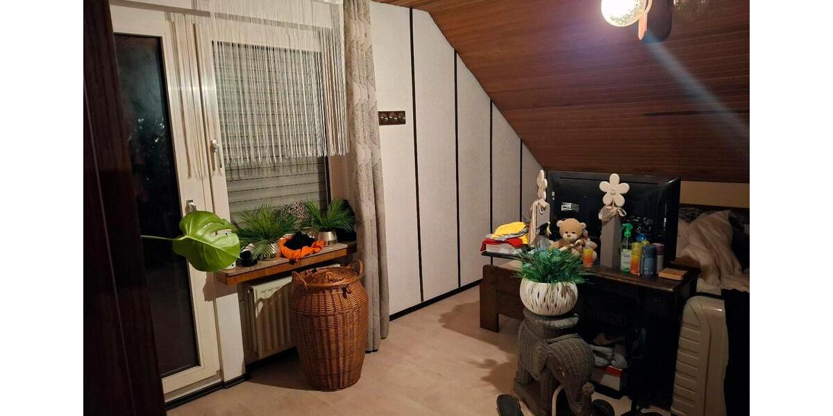 Dachgeschoßwohnung Leverkusen Bergisch Neukirchen - 4 Zimmer, 86 m&sup2;, 950&euro; | Angebot:25784130