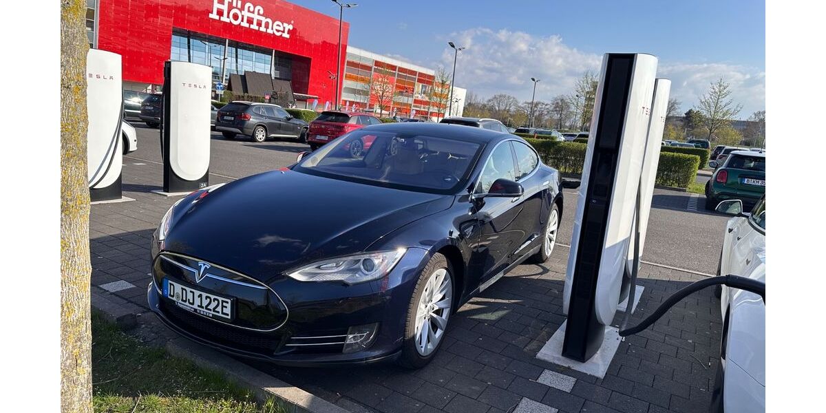 Tesla Model S 220.400 km 18.900 &euro; Düsseldorf 40225