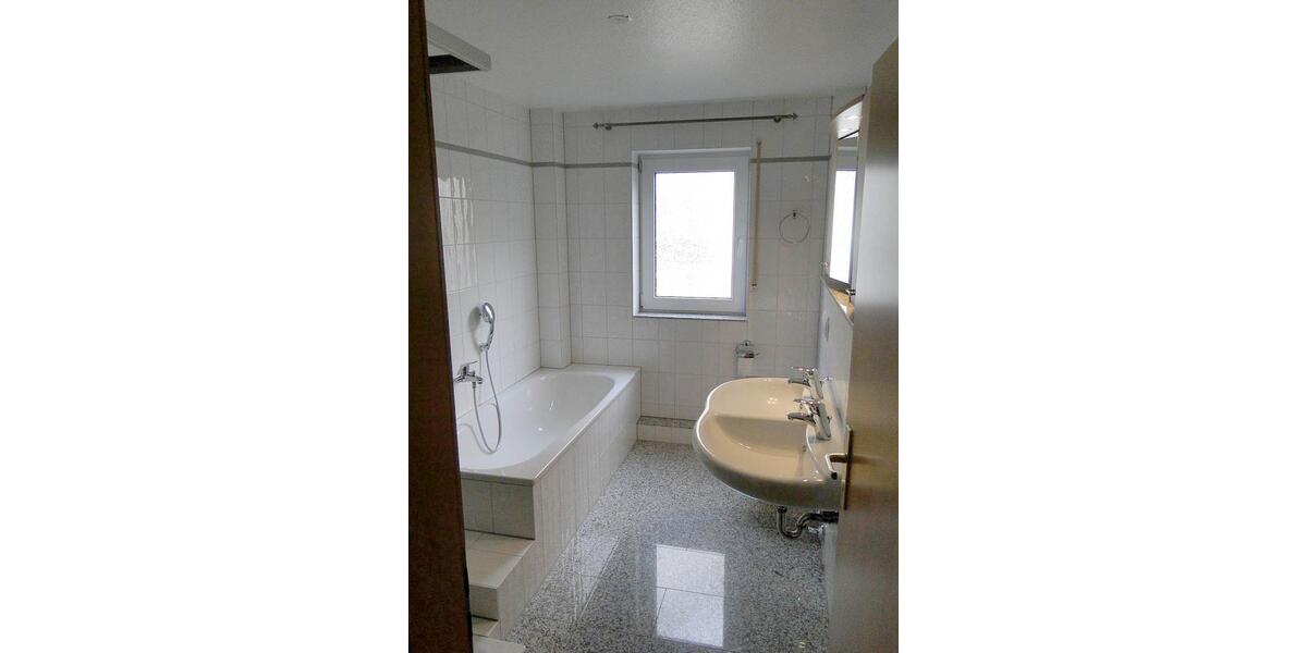 Etagenwohnung Bergisch Gladbach Alt-Frankenforst - 3 Zimmer, 112 m&sup2;, 1.200&euro; | Angebot:24753474