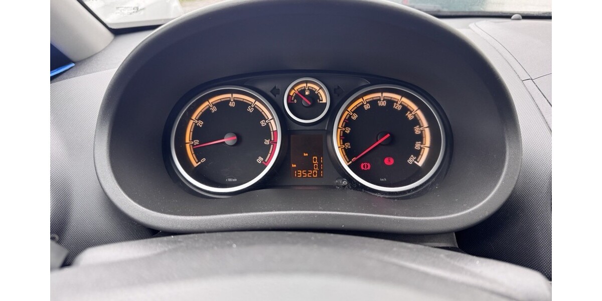 Opel Corsa D 135.201 km 3.290 &euro; Düsseldorf 40213