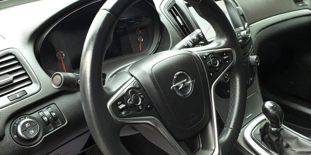 Opel Insignia EDITION NAVI PARKPILOT/KAMERA 17 Zoll LMF 96.093 km 10.798 &euro; Köln 50858