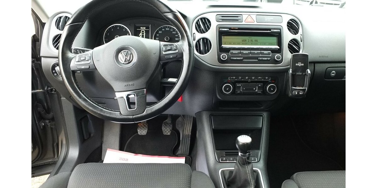 VW Tiguan TEAM orig.ATM ca 52 tkm XENON AHK PARKPILOT 112.432 km 9.698 &euro; Köln 50858