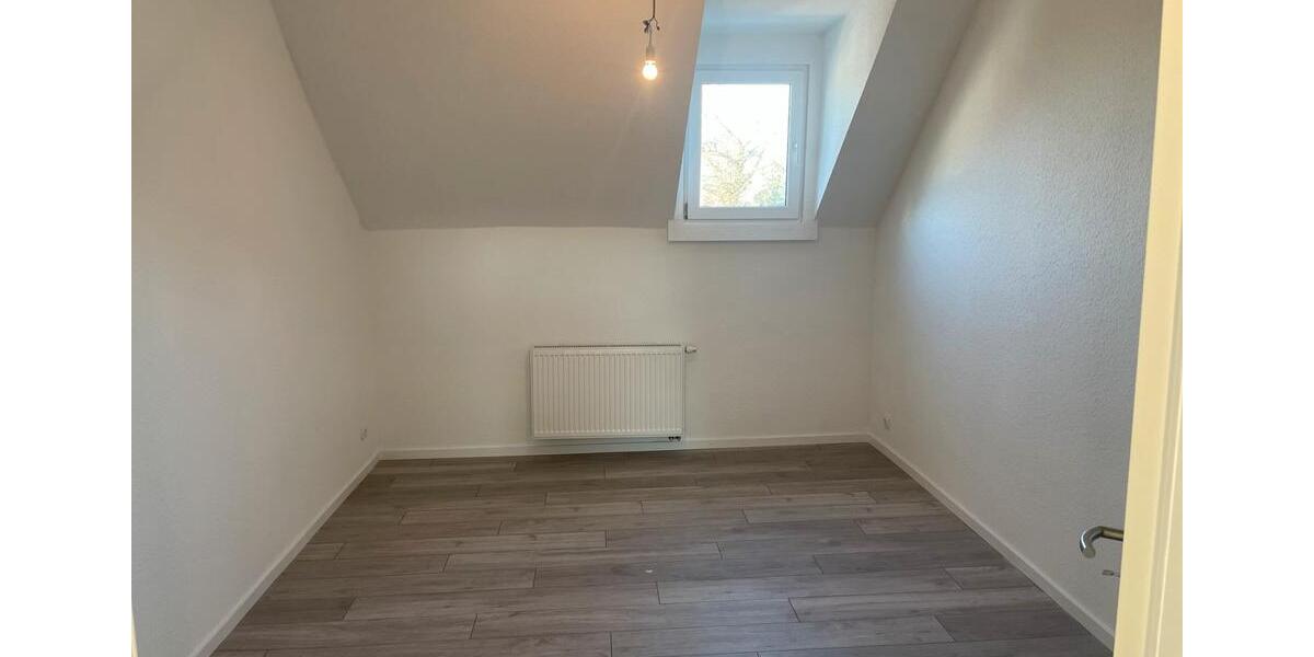 Dachgeschoßwohnung Solingen Aufderhöhe - 4 Zimmer, 80 m&sup2;, 950&euro; | Angebot:25755324