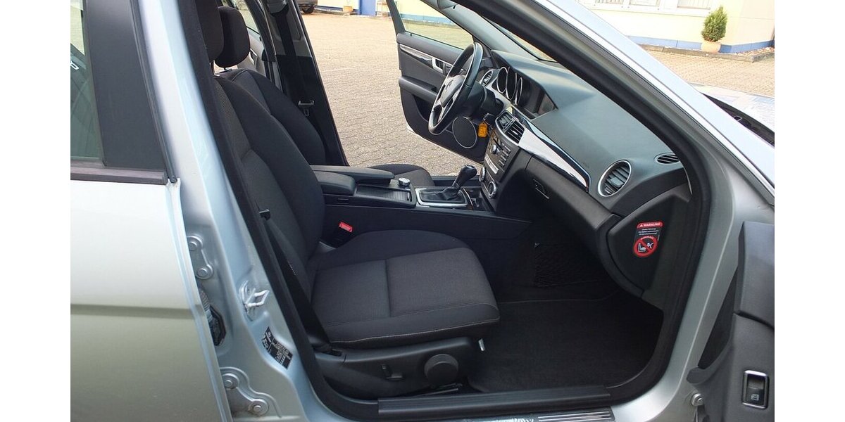 Mercedes-Benz C 180 T CGI BE AUTOM NAVI AHK PARCTRONIC SHZ 149.785 km 11.908 &euro; Köln 50858